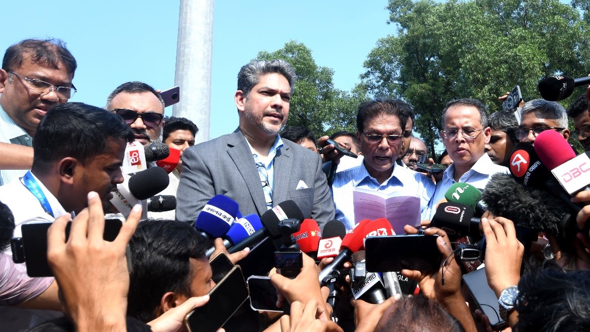 ঢাকার বিমানবন্দরের আগুনে পুড়ে যাওয়া কার্গো ভিলেজ পরিদর্শন করলেন বিজিএমইএ প্রতিনিধিদল